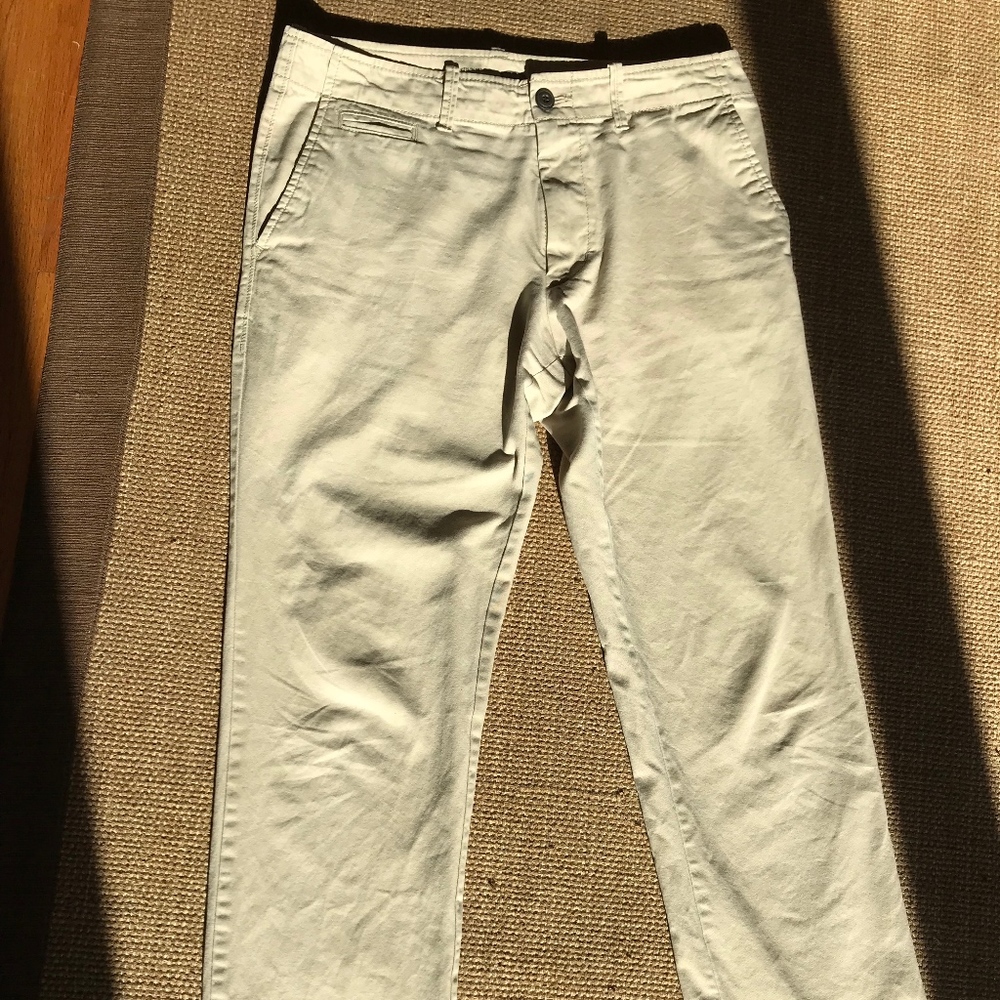Old Navy Broken-In Straight Khakis 32×32